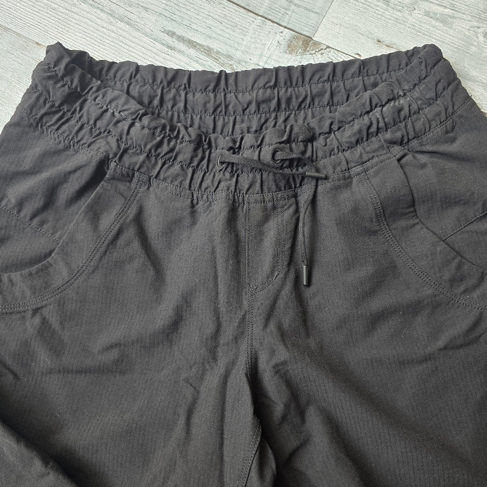 MEC Capri Black Cropped Pants Womens Size 4 - Picture 6 of 13